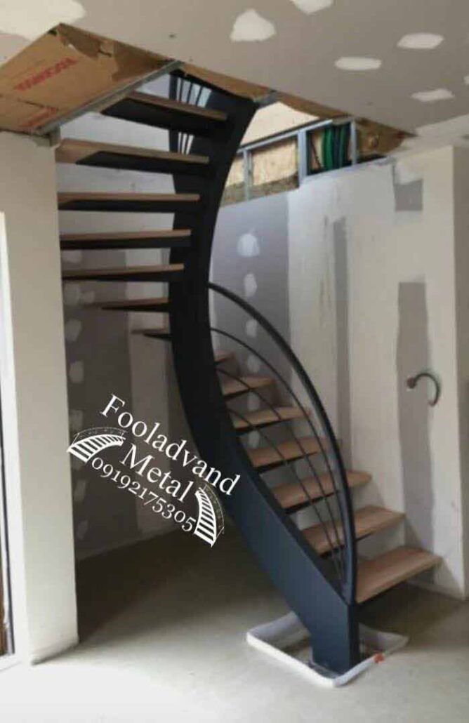 پله دوبلکس کنار دیوار