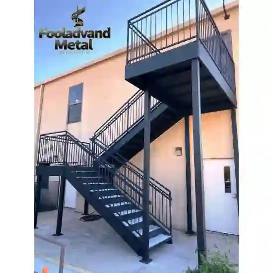 پله کنار دیواری